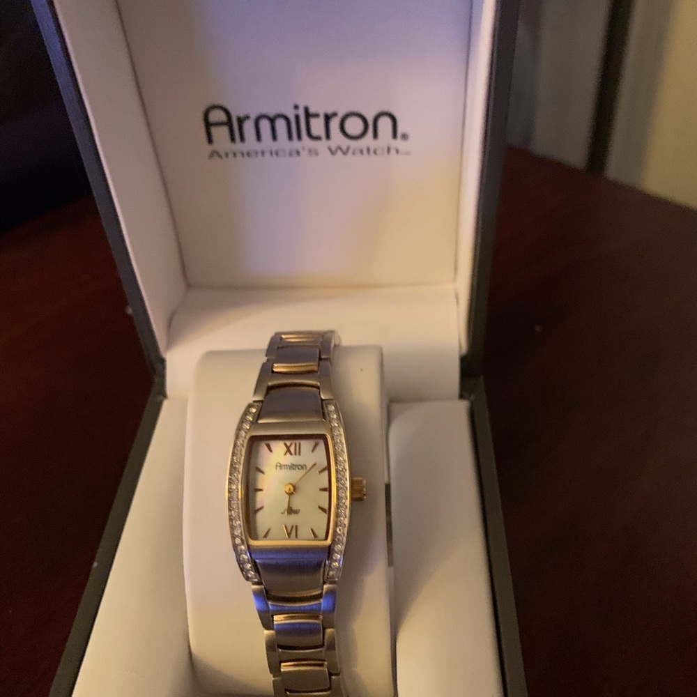 LADIES WATCH - Picture 2 of 6